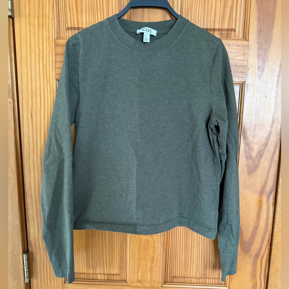 NWOT COS Women’s Clean Cut Olive Green Long Sleeve Tee, Size Medium